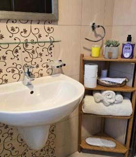 Al Swaifyeh Apartment | Modern One Bedroom with Steps from the Best Shops