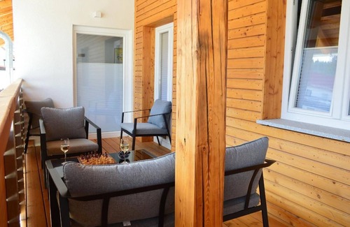 Regenhutte Apartment | Modern, open-plan loft with south-facing balcony