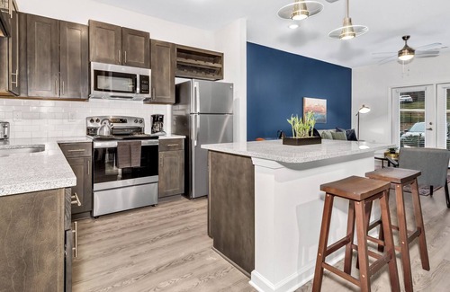 Avery Creek Apartment | Modern/Open KingBed Apartment/10mins to Asheville