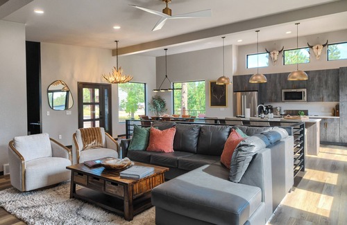 Lead Cabin | Modern Open-Plan Cabin Near All Black Hills Rec. Across Street from 2 Pools!