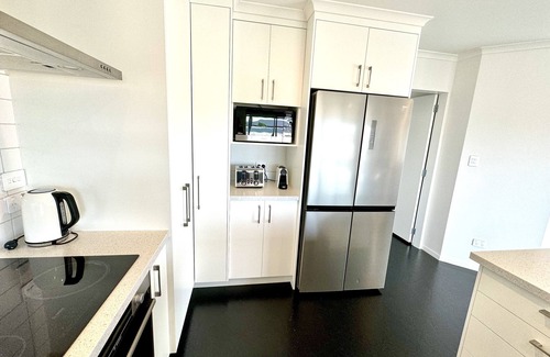 Matarangi House | Modern, open plan & spacious. Walk to Estuary. Perfect for families & friends.