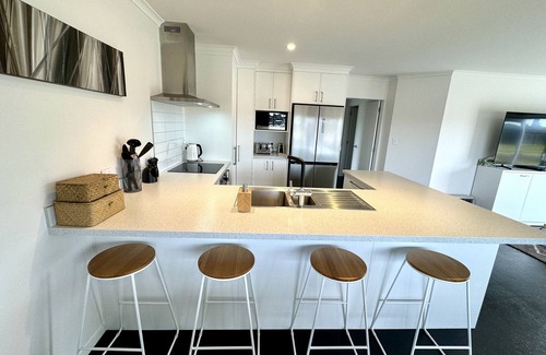 Matarangi House | Modern, open plan & spacious. Walk to Estuary. Perfect for families & friends.