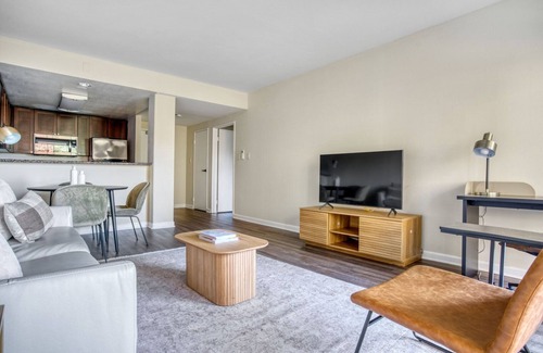 Palo Alto Apartment | Modern Palo Alto 1BR w/Gym & Pool, 10 mins to FB & Google, by Blueground