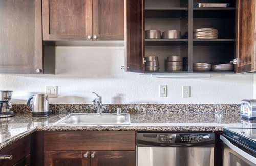 Palo Alto Apartment | Modern Palo Alto 1BR w/Gym & Pool, 10 mins to FB & Google, by Blueground