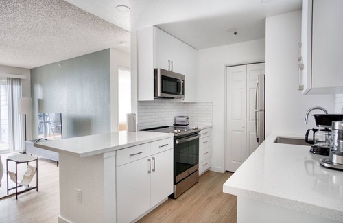 Midtown Apartment | Modern Palo Alto 1BR w/Gym, Pool & W/D, nr Stanford, by Blueground