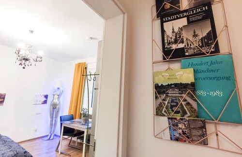 Am Waldfriedhof Apartment | Modern parkside room with garden, chickens & ducks