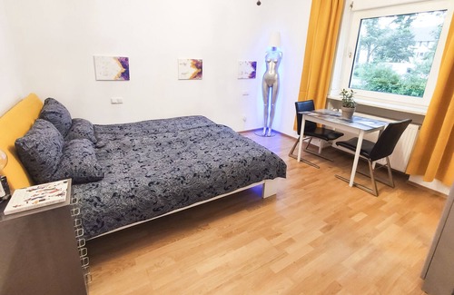 Am Waldfriedhof Apartment | Modern parkside room with garden, chickens & ducks