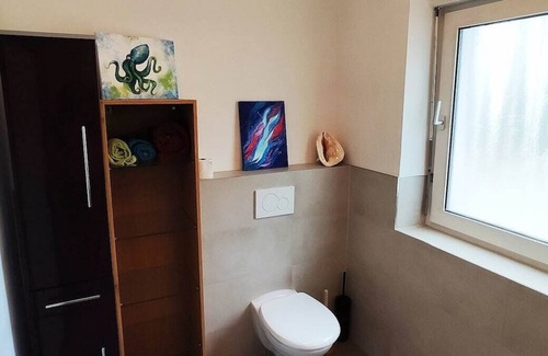 Am Waldfriedhof Apartment | Modern parkside room with garden, chickens & ducks