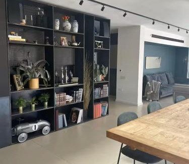Emek Refaim Apartment | Modern Penthouse in the Greek colony