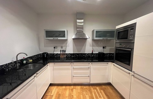 Canary Wharf Apartment | Modern penthouse w/an amazing view of the city of London – close to the Center.