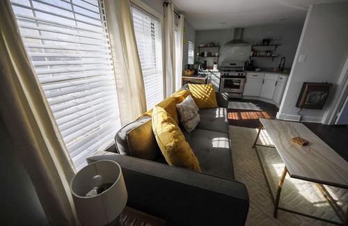 Granbury Condo | Modern pet friendly loft with full amenities