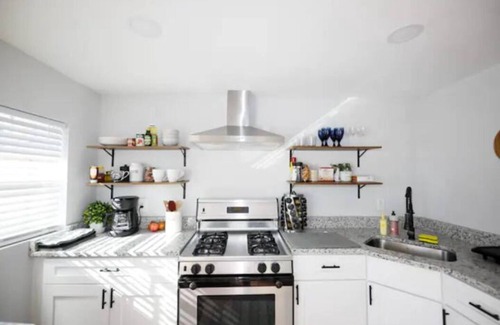 Granbury Condo | Modern pet friendly loft with full amenities