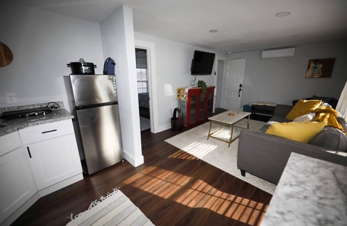 Granbury Condo | Modern pet friendly loft with full amenities