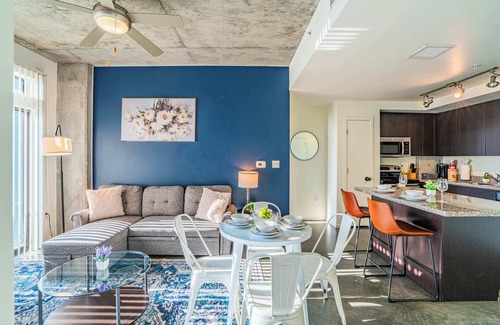 Evans Churchill Apartment | Modern PHX Living | Pool, Gym, W/D + Free Parking!