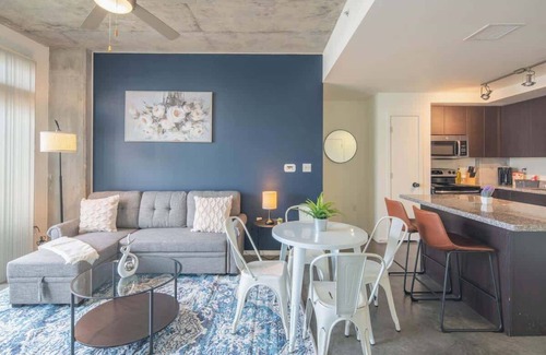 Evans Churchill Apartment | Modern PHX Living | Pool, Gym, W/D + Free Parking!