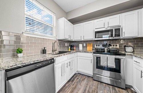 Fossil Creek Apartment | Modern Premium Stay 2BR 2BA Apartment with Style