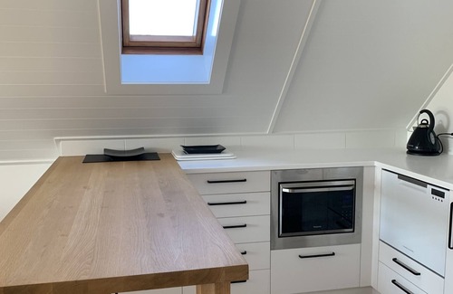 Wanaka Apartment | Modern private and quiet apartment, centrally located. Garden and mountain views