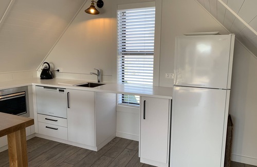 Wanaka Apartment | Modern private and quiet apartment, centrally located. Garden and mountain views