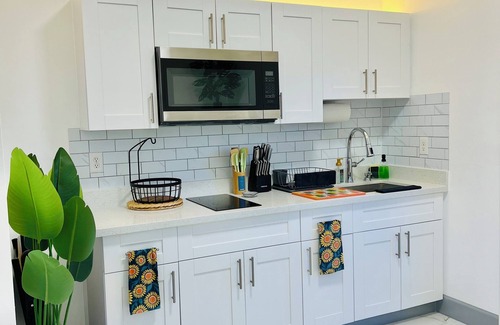 Parkdale House | Modern & Private Apartment with Kitchen in Lehigh Acres – Independent Entry