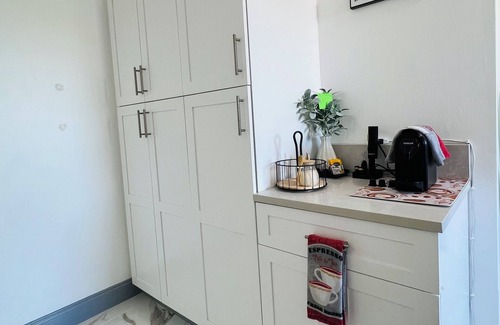 Parkdale House | Modern & Private Apartment with Kitchen in Lehigh Acres – Independent Entry