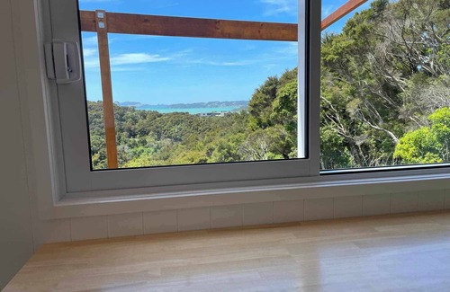 Paihia Cabin | Modern private cabin, breathtaking ocean & bush views, natural light & quiet