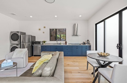 Mountain View Apartment | Modern & Private Guest House Minutes to Downtown!