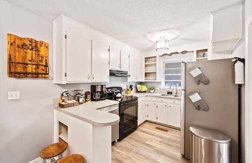 North Charleston House | Modern & Private Charleston Retreat Near Downtown!