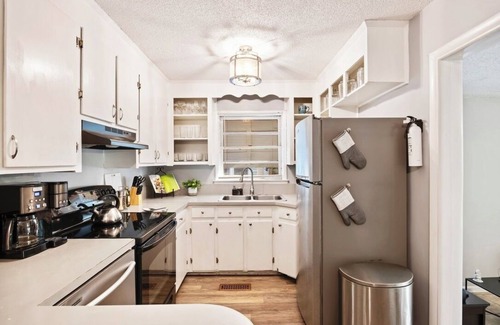 North Charleston House | Modern & Private Charleston Retreat Near Downtown!