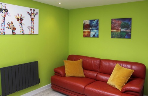 Chichester House | Modern Property Sleeping 6 with Garden, Near Goodwood Festival of Speed!