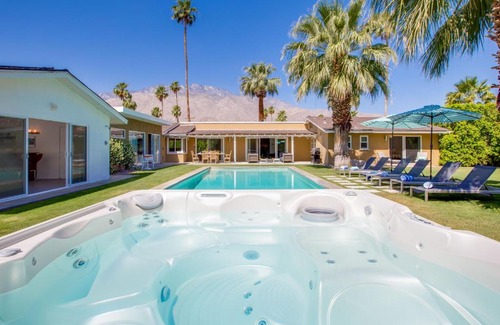 Palm Springs House | Modern Pura Vida by Oranj Palm