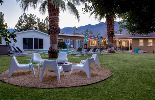 Palm Springs House | Modern Pura Vida by Oranj Palm