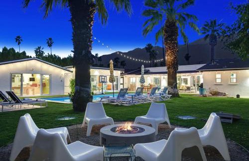 Palm Springs House | Modern Pura Vida - Meredith Lodging
