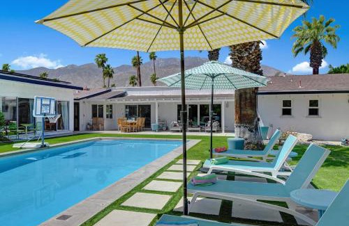 Palm Springs House | Modern Pura Vida - Meredith Lodging