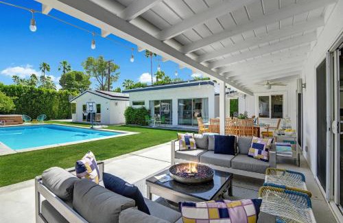Palm Springs House | Modern Pura Vida - Meredith Lodging