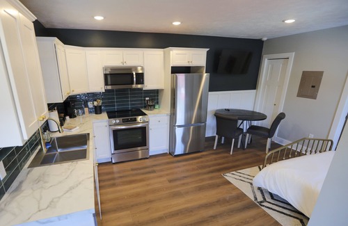 Nelson Apartment | Modern Queen Studio at the Victorian – Steps to Dining, Shops & Farmers Market