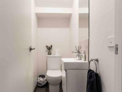 Lawson House | Modern & Quiet 2BR Townhouse with Free Parking