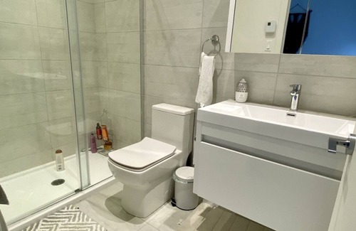 Saint Henri Apartment | Modern, quiet and close to everything!