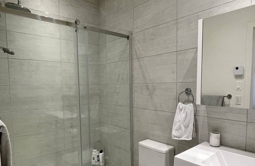 Saint Henri Apartment | Modern, quiet and close to everything!