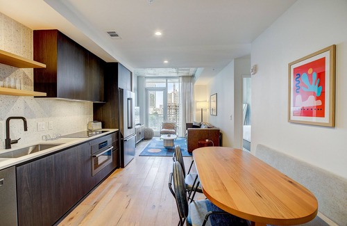 Rainey Street Historic District Condo | Modern Rainey Street condo with rooftop pool & lounge - walk everywhere