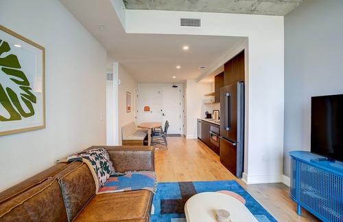 Rainey Street Historic District Condo | Modern Rainey Street condo with rooftop pool & lounge - walk everywhere