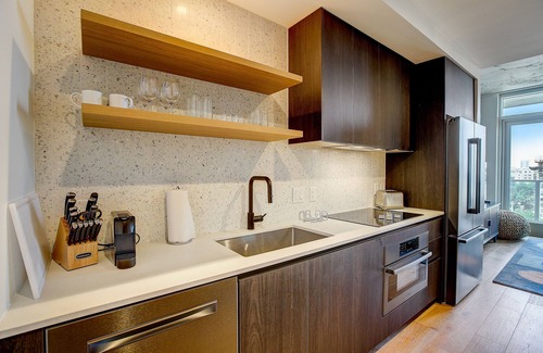 Rainey Street Historic District Condo | Modern Rainey Street condo with rooftop pool & lounge - walk everywhere
