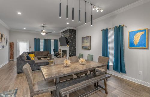 Shreveport House | Modern Regional Art Gallery Home - Spacious & New! Tv in each room