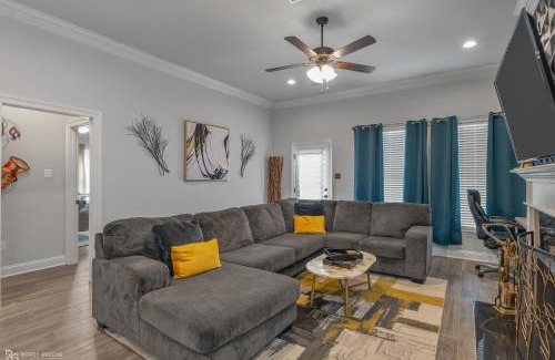 Shreveport House | Modern Regional Art Gallery Home - Spacious & New! Tv in each room