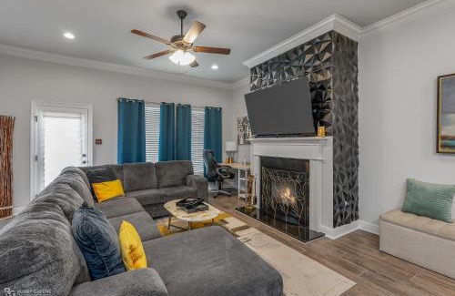 Shreveport House | Modern Regional Art Gallery Home - Spacious & New! Tv in each room