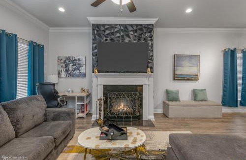 Shreveport House | Modern Regional Art Gallery Home - Spacious & New! Tv in each room