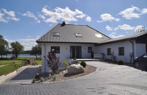 Ponitz am See Apartment | Modern, relaxing vacation apartment (2 pers) directly on the lake, sub board + bicycles