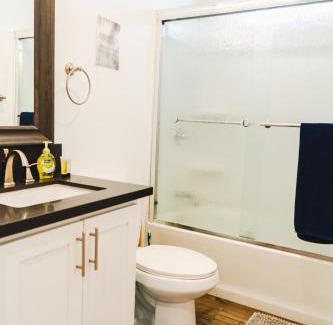 Wilshire Apartment | Modern Remodeled 1-Bedroom Close to Hollywood walk of fame with parking