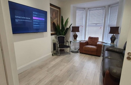 Woolwich Common House | Modern Remodeled Contemporary House