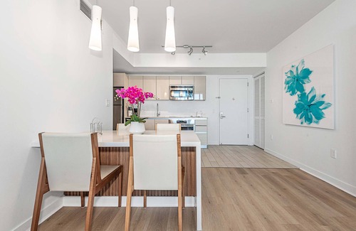 Hallandale Beach Apartment | Modern Resort with Amazing Pool