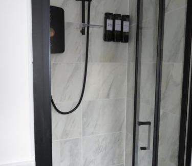 Bletchley Apartment | Modern Retreat - 5 minute walk to retail park!